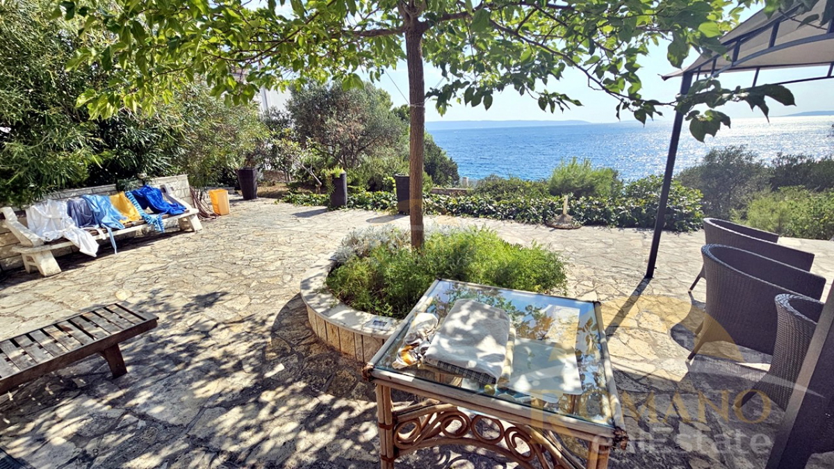 Ekskluzivna hiša prvi vrsti ob morju – Mavarčica, Okrug Gornji – Velik investicijski potencial